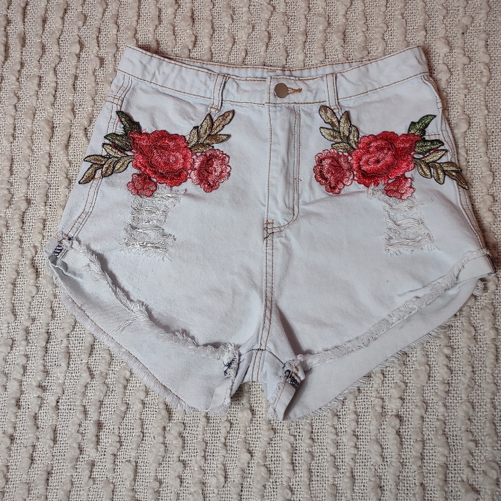 Windsor rose embroidered applique high rise short